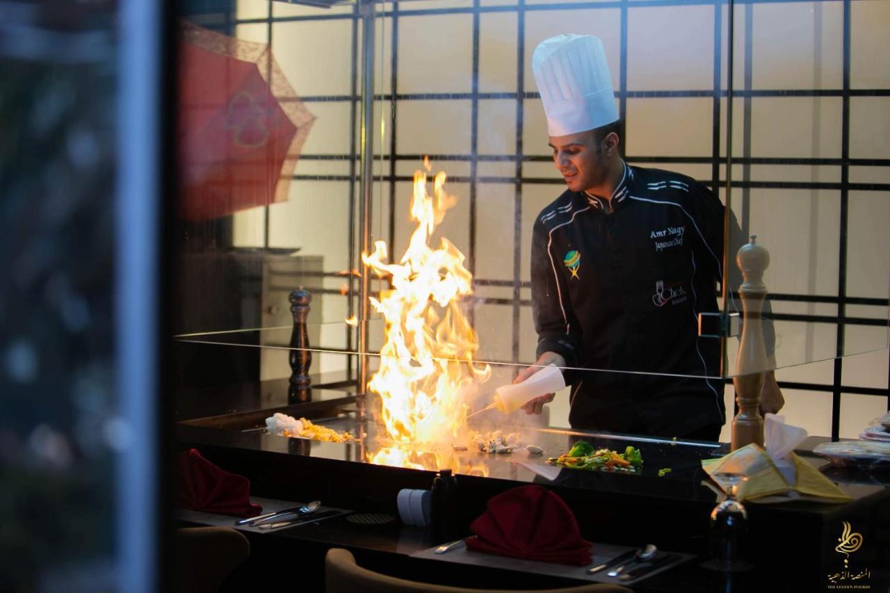 Casablanca Grand Hotel Jeddah Luaran gambar A chef cooking with a flaming wok